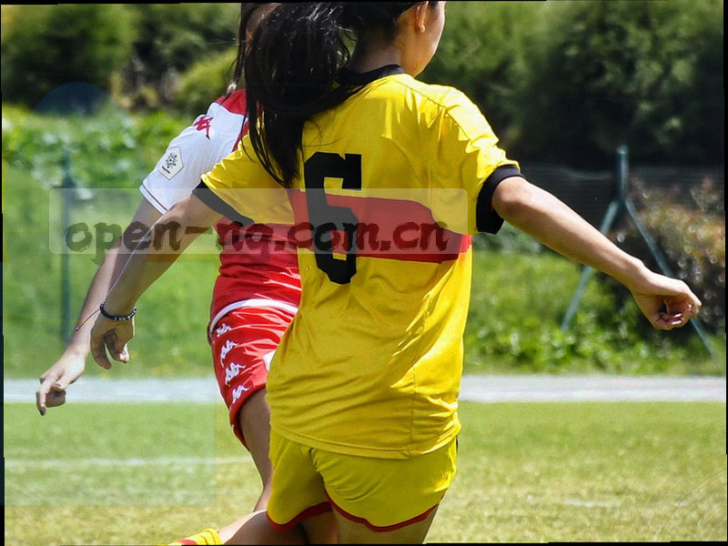 体育场灯光隧道，象征时间通道，暖色光线从远处汇聚
