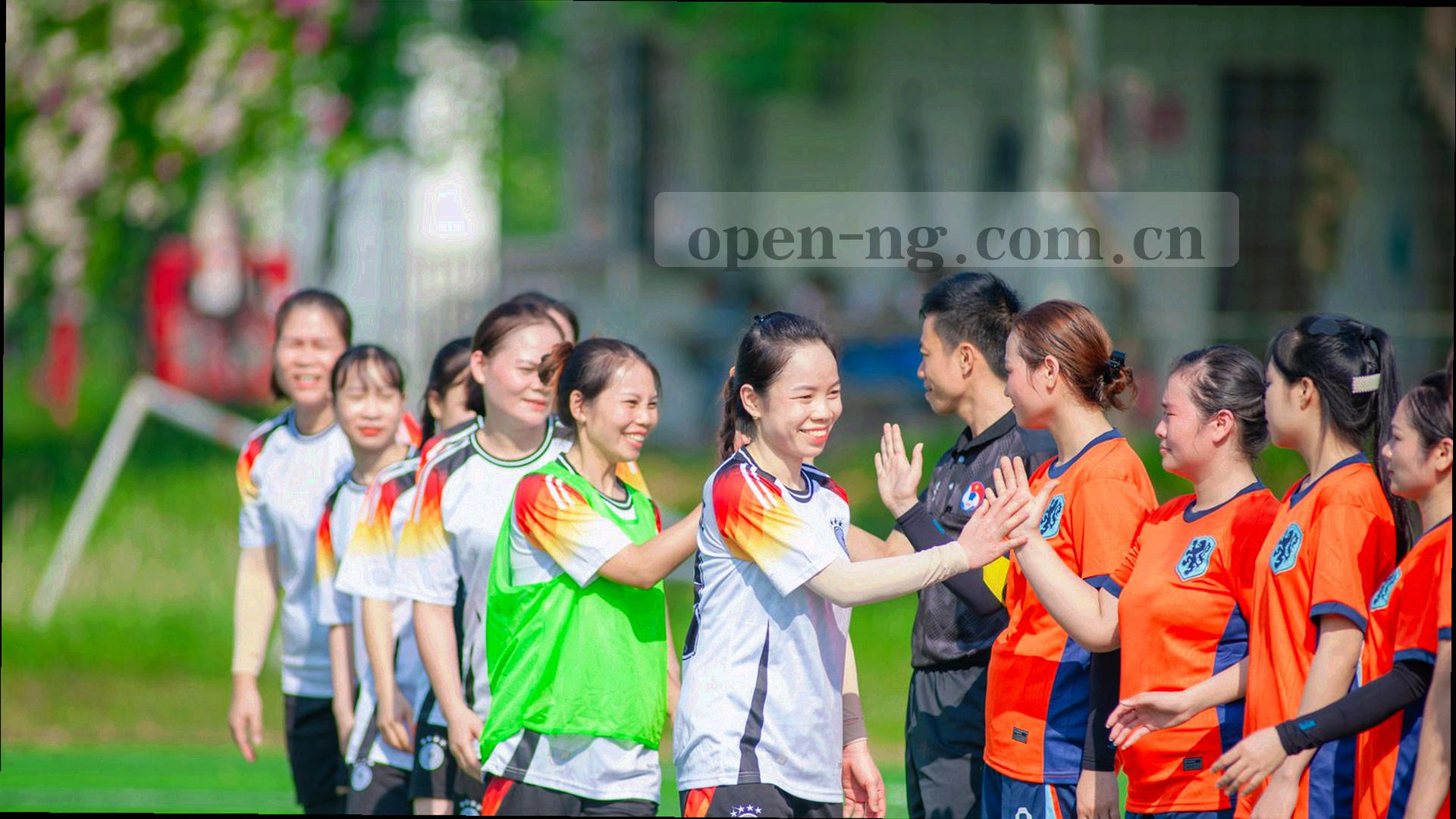 奔跑的运动员剪影被速度线条包围，深空蓝与橙色点缀